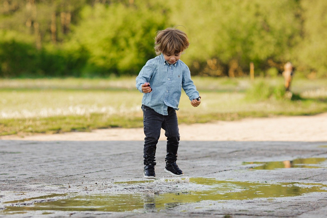 水たまりで遊ぶ男の子 ２歳の雨の日（おでかけ編）