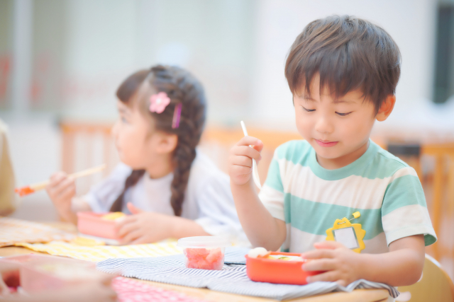幼稚園は保育園と異なり、園内で食事を作り提供する義務がありません。そのため、園児の昼食は原則は保護者の作るお弁当となります。