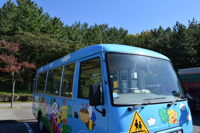 自宅の近くに幼稚園バスのバス停がある場合、やはりとても便利です。他方でデメリットもあるため、事前に確認の上、検討しましょう